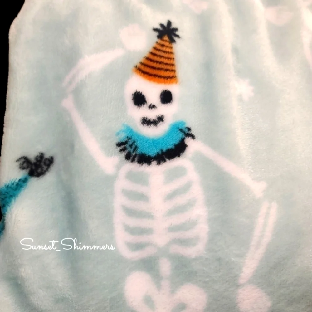 ENVOUGE Pastel Halloween SKELETON w PARTY HATS Throw Blanket Decor TikTok New